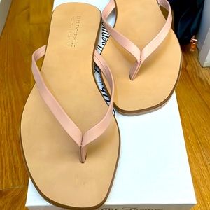 NWT size 7 leather nude flip flops - Saks